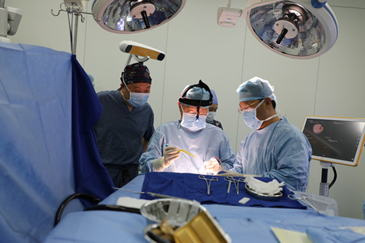 周良輔院士主刀華山西院第一臺(tái)手術(shù).jpg